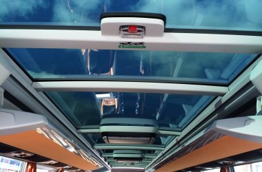Frühjahr 2016 - Luxusreisebus mit Panorama-Glasdach  © Imken touristik