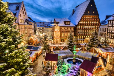 Weihnachtsmarkt auf dem Marktplatz von Hildesheim &copy; Mapics - stock.adobe.com