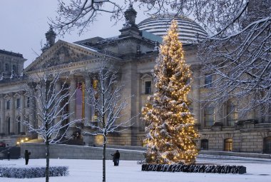 Berliner Reichstagsgebäude im Advent © visitBerlin/Wolfgang Scholvien