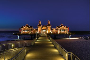 Seebrücke Sellin bei Nacht &copy; onurcepheli - stock.adobe.com