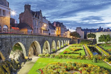 An den Schlossmauern von Vannes © bbsferrari - stock.adobe.com