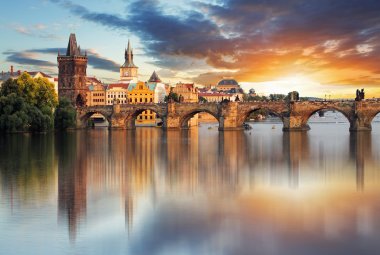 Karlsbrücke in Prag im Abendlicht  © TTstudio-fotolia.com