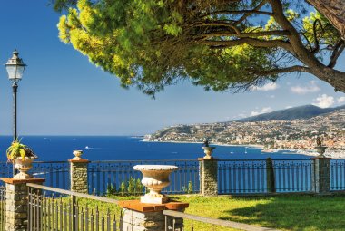 Blick auf die Bucht von  San Remo (Sanremo) © andrzej2012-stock.adobe.com