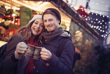 Glühwein auf dem Weihnachtsmarkt &copy; drubig-photo-stock.adobe.com