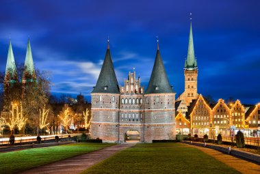 Lübecker Holstentor bei Nacht &copy; Mapics - stock.adobe.com