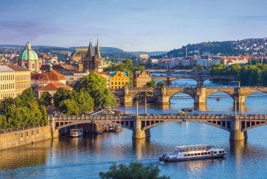 Prag mit Blick auf die Karlsbrücke &copy; Noppasinw - stock.adobe.com