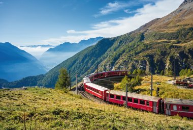 Mit der Bahn von der Alp Grüm durch das Puschlav nach Tirano © djama-fotolia.com