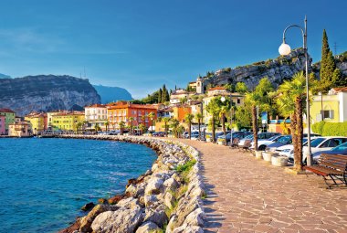 Farbenfrohes Torbole am Gardasee &copy; xbrchx - stock.adobe.com