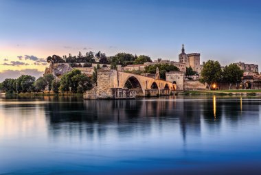 Blick auf die Brücke Pont St. Benezet und Papstpalast © fenlio - stock.adobe.com