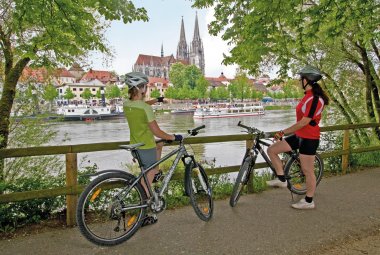 Viele beliebte Radfernwege führen durch die UNESCO-Welterbestadt Regensburg! © RTG/Stefan Gruber