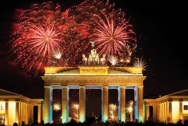 Feuerwerk über dem Brandenburger Tor &copy; flyinger-stock.adobe.com
