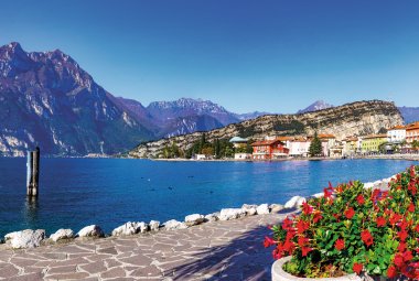 Promenade in Torbole © Comofoto - stock.adobe.com