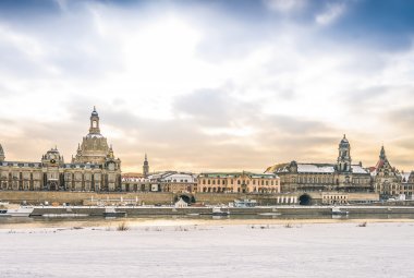 Panorama mit Frauenkirche in Dresden im Winter &copy; philippcherubim - stock.adobe.co