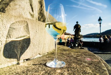 Auf der Alten Mainbrücke in Würzburg &copy; Richard - stock.adobe.com
