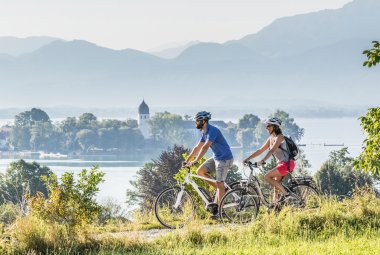 Radtour rund um den Chiemsee mit Blick zur Fraueninsel  © Chiemgau Tourismus e.V.