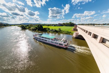 Schifffahrt auf der Weser am Wasserstraßenkreuz Minden &copy; Christian Schwier - stock.adobe.com