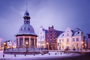 Wasserkunst auf dem Marktplatz in Wismar © TZ Wismar, Christoph Meyer