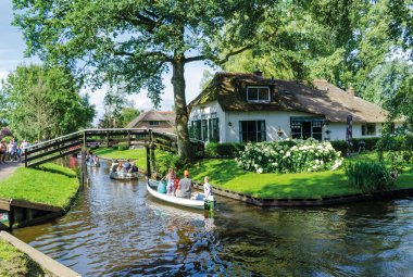 Grachtenfahrt in Giethoorn © rob3rt82-fotolia.com