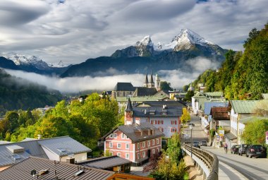 Berchtesgaden: Berg Watzmann ragt über die Stadt &copy; DZT/Francesco Carovillano
