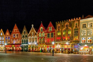 Weihnachtlicher Marktplatz in Brügge &copy; pillerss - stock.adobe.com