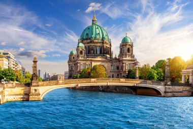 Berliner Dom und Museumsinsel &copy; Shutterstock/AlexAnton