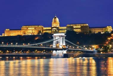 Kettenbrücke und Nationalgalerie bei Nacht in Budapest &copy; Artur-stock.adobe.com