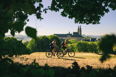 Radeln vor Kloster Banz &copy; TI Bad Staffelstein / Ronny Kiaulehn