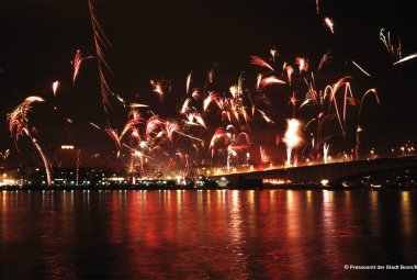 Silvesterfeuerwerk am Rhein in Bonn &copy; Presseamt der Stadt Bonn/M. Sondermann