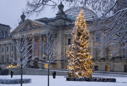 Berliner Reichstagsgebäude im Advent