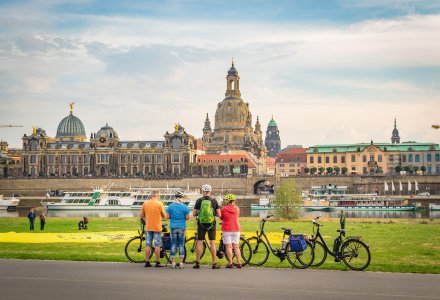 Radlerstop am Elbufer in Dresden