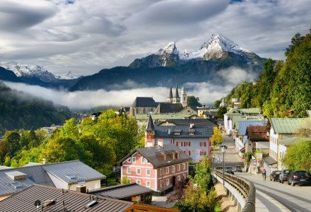 Berchtesgaden: Berg Watzmann ragt über die Stadt